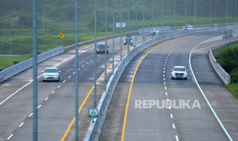 Kendaraan pemudik saat arus balik terpantau lancar di Jalan Tol Kalikangkung, Semarang, Jawa Tengah, Selasa (25/4/2023). 31 Ribu Kendaraan Lintasi Tol Kalikangkung dari Pagi Hingga Petang