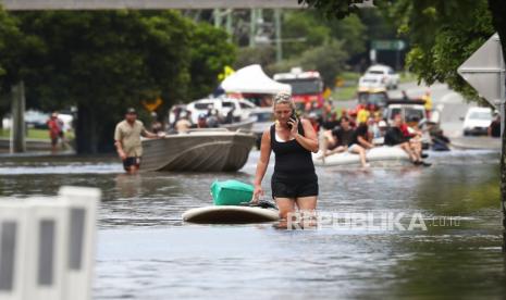  Warga mengungsi saat banjir melanda Chinderah, New South Wales Utara, Australia.