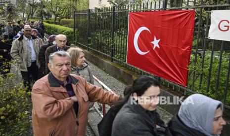  Warga Turki mengantre di kedutaan Turki untuk memberikan suara pada pemilihan umum Turki