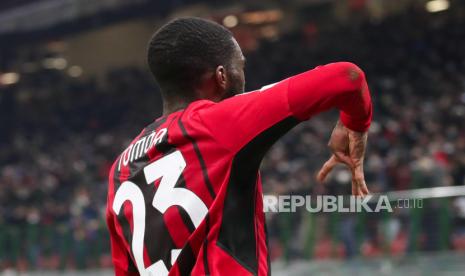 Bek AC Milan Fikayo Tomori. AC Milan kembali dihadapkan dengan berita buruk setelah bek tengah Fikayo Tomori mengalami cedera pada pertandingan melawan Genoa di babak 16 besar Coppa Italia 2021/2022, di Stadion San Siro, Jumat (14/1) dini hari WIB.