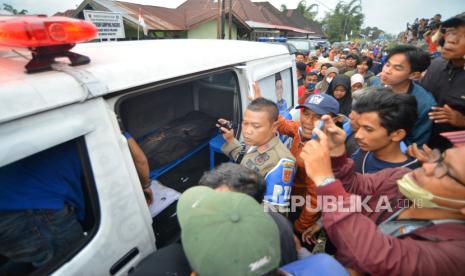 Mobil ambulan membawa korban meninggal dunia akibat erupsi Gunung Marapi, di posko bencana Nagari Batu Palano, Agam, Sumatera Barat, Senin (4/12/2023). Basarnas merilis sebanyak 11 orang pendaki meninggal dunia akibat erupsi Gunung Marapi pada Ahad (3/12/2023), keluarga diminta langsung menunggu di RSUD Dr.Achmad Mochtar Bukittinggi untuk identifikasi korban. 