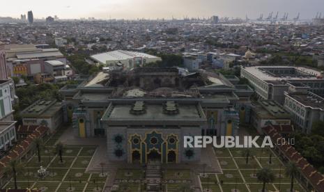 Foto udara atap Masjid Jakarta Islamic Center (JIC) yang hancur pacakebakaran di Jakarta Utara, Kamis (20/10/2022). Kebakaran yang terjadi pada Rabu (19/10) masih dalam pemeriksaan Pusat Laboratorium Forensik Markas Besar Polri dan saat ini aktifitas ibadah dialihkan ke gedung JIC Convention Hall yang berada di sebelah bangunan utama Masjid. ANTARA FOTO/Fakhri Hermansyah/nym.