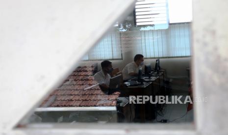 Peserta mengikuti ujian seleksi tahap II penerimaan Pegawai Pemerintah dengan Perjanjian Kerja (PPPK) khusus guru di SMKN 1 Kota Blitar, Jawa Timur, Rabu (8/12/2021). Sebanyak 417 peserta mengikuti seleksi ujian PPPK khusus guru Tahap II yang digelar sejak tanggal 7 hingga 10 Desember 2021. 