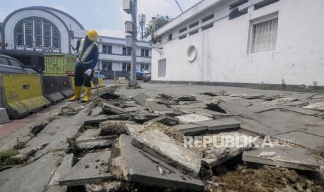 Pekerja membongkar jalur pedestrian yang lama di kawasan Kota Tua, Jakarta, Rabu (16/3/2022). Jalur Pedestrian tersebut direvitalisasi yang nantinya akan menjadi plaza pedestrian yang lebar sebagai bentuk penataan kawasan Kota Tua yang rendah emisi dan destinasi pariwisata bersejarah. 