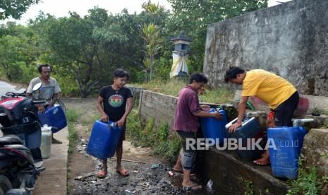 Warga mengangkut air bersih menggunakan jeriken (ilustrasi). PDAM Lombok siapkan skema kebutuhan air bersih di musim kemarau 2022.