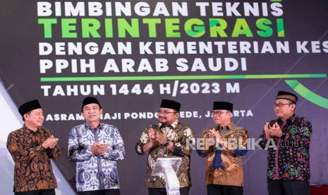 Menteri Agama (Menag), Yaqut Cholil Qoumas saat pidato pada acara pembukaan Bimbingan Teknis Terintegrasi PPIH Arab Saudi di Asrama Haji Pondok Gede Jakarta pada Rabu (12/4/2023) malam. Menag Ingin Petugas Haji Layani Jamaah dengan Hati