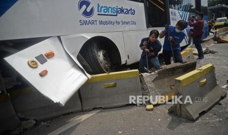 Sebuah Bus transjakarta menabrak pembatas jalur Busway (Separator Busway) di Jalan Jenderal Sudirman, Jakarta, Jumat (3/12). Kecelakaan tunggal itu diduga akibat sopir kurang berhati-hati dan kurang berkonsentrasi. Tidak ada korban jiwa dalam insiden kecelakan tersebut.Prayogi/Republika.