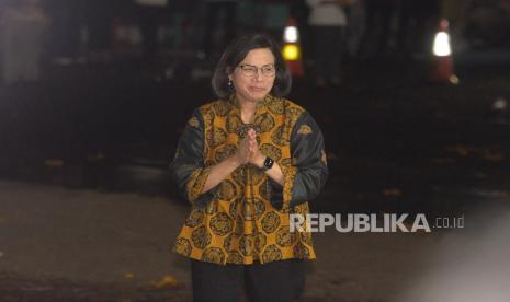 Menteri Keuangan Sri Mulyani Indrawati tiba di kediaman Presiden Terpilih Prabowo Subianto, Kertanegara, Jakarta Selatan, Senin (14/10/2024). Presiden Terpilih Prabowo Subianto memanggil sejumlah tokoh yang diyakini bakal menjadi calon menteri/kepala lembaga negara untuk pemerintahan baru ke depan.