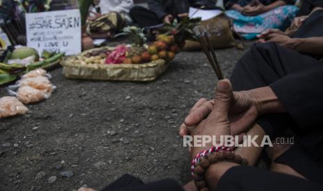 Seorang budayawan memegang dupa saat aksi Save Sesajen Damai untuk Tradisi Nusantara di depan Monumen Perjuangan Rakyat, Bandung, Jawa Barat, Ahad (16/1/2022). Aksi tersebut dilakukan sebagai respon damai terhadap peristiwa perusakan sesajen di Gunung Semeru yang dianggap menciderai salah satu simbol kebhinekaan dan tradisi rasa syukur masyarakat adat nusantara yang sudah ada sejak dulu. 