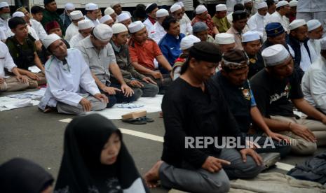 Aksi Pembakaran Alquran Dinilai Sebagai Aksi Terorisme. Foto: Peserta aksi bela Al-Quran melakukan Shalat Ashar berjamaah di Depan Kedubes Swedia, Kuningan ,Jakarta, Senin (30/1/2023). 