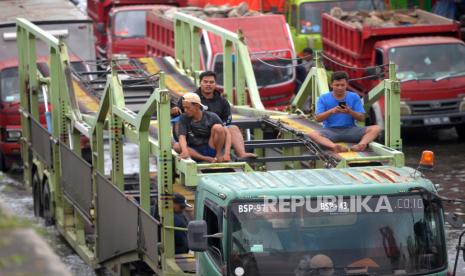 Warga menumpang truk saat menerobos banjir di kawasan Kaligawe, Semarang, Jawa Tengah (ilustrasi)