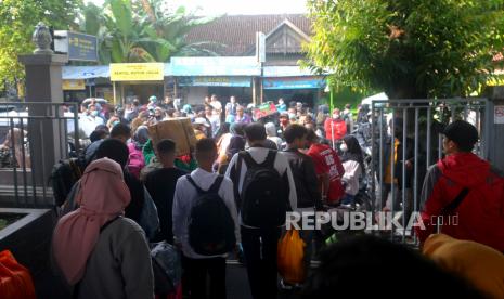 Pemudik menggunakan moda kereta api turun di Stasiun Lempuyangan, Yogyakarta, Rabu (27/4/2022). Stasiun Lempuyangan mulai menerima kedatangan pemudik dari Jakarta. KAI Daop VII menyebutkan akan ada sekitar 10 ribu pemudik yang akan masuk ke Yogyakarta menggunakan moda kereta api.