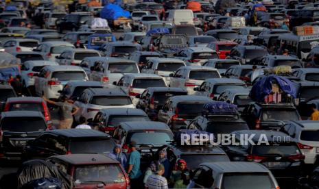 Dereta kendaraan pemudik mengalami kemacetan di jalan (ilustrasi). Puncak arus mudik pada Lebaran 2024 diprediksi terjadi tiga kali. 