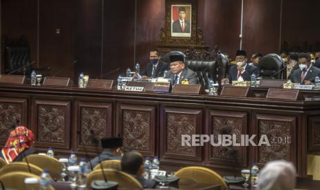 Ketua DPD AA LaNyalla Mahmud Mattalitti memimpin jalannya Sidang Paripurna DPD ke-8 di Kompleks Parlemen, Jakarta, Jumat (18/2/2022).  