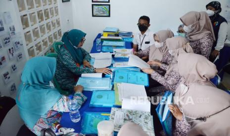 Tim Penilai Posyandu berdialog dengan petugas posyandu saat peninjauan lapangan Lomba Posyandu Tingkat Provinsi Jawa Barat, di Posyandu Melati 2, RW 8, Kelurahan Kebon Gedang, Kecamatan Batununggal, Kota Bandung, Rabu (9/11/2022). Kegiatan tersebut bertujuan untuk memotivasi daerah agar terus melakukan peningkatan pelayanan posyandu yang multifungsi agar perkembangan posyandu agar dapat mengikuti kondisi masyarakat.