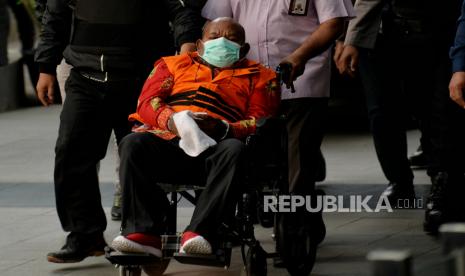 Tersangka Gubernur Papua nonaktif Lukas Enembe mengenakan rompi tahanan tiba di Gedung Merah Putih KPK, Jakarta, Kamis (12/1/2023). KPK melakukan pemeriksaan perdana sekaligus melakukan penahanan terhadap tersangka Lukas Enembe di gedung KPK usai dinyatakan telah selesai menjalani pembantaran penahanannya atau sudah dinyatakan fit to stand trial berdasarkan pemeriksaan medis. Untuk diketahui, Lukas Enembe merupakan tersangka kasus dugaan suap dan gratifikasi terkait proyek pembangunan infrastruktur di Provinsi Papua. Republika/Thoudy Badai