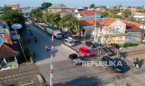 Sejumlah kendaraan melintas di jalur pantura persimpangan rel kereta api KH Mansyur, Pekalongan, Jawa Tengah.