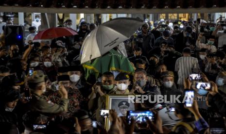 Sejumlah pelayat menggotong keranda yang berisi jenazah Wali Kota Bandung Oded M Danial di Pendopo Kota Bandung, Jalan Dalem Kaum, Kota Bandung, Jumat (10/12). Wali Kota Bandung Oded M Danial meninggal dunia pada Jumat (10/12) pukul 11.55 WIB diduga akibat serangan jantung saat hendak menjadi khotib Sholat Jumat di Masjid Mujahidin Bandung.  