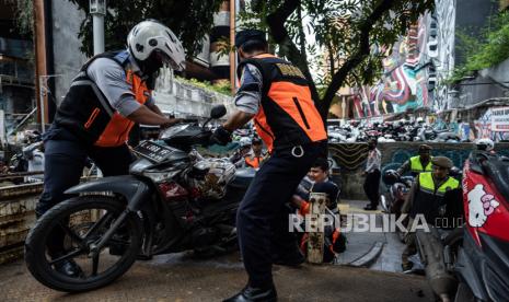 Petugas gabungan mengangkut sepeda motor yang parkir di bahu jalan ke atas truk di kawasan Senopati, Jakarta, Selasa (16/7/2024). Suku Dinas Perhubungan Kota Administrasi Jakarta Selatan pada periode Juni-Juli 2024  telah menertibkan 623 kendaraan sebagai upaya menciptakan kenyamanan dan kelancaran lalu lintas saat masyarakat melakukan perjalanan di Jakarta. 