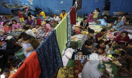 Warga korban banjir mengungsi di gedung serba guna kelurahan di Sampangan, Pekalongan, Jawa Tengah, Selasa (19/1/2021). Pemerintah setempat mendistribusikan logistik bantuan berupa makanan dan obat-obatan kepada sekitar 500 warga korban banjir di beberapa titik lokasi pengungsian dan mengimbau untuk tetap mematuhi protokol kesehatan COVID-19 secara ketat. 