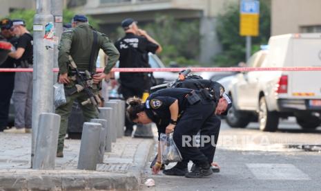 Polisi memeriksa kerusakan di lokasi ledakan yang kemungkinan disebabkan oleh kendaraan udara tak berawak (UAV), di Tel Aviv, Israel, 19 Juli 2024.