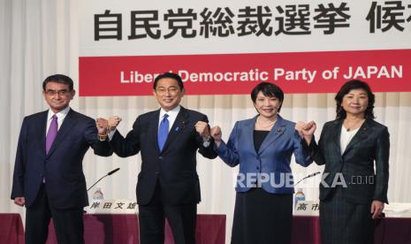  Kandidat pemilihan presiden dari Partai Demokrat Liberal yang berkuasa berpose sebelum konferensi pers bersama di markas besar partai di Tokyo, Jepang, Jumat, 17 September 2021. Para pesaing dari kiri ke kanan, Taro Kono, menteri kabinet di penanggung jawab vaksinasi, Fumio Kishida, mantan menteri luar negeri, Sanae Takaichi, mantan menteri dalam negeri, dan Seiko Noda, mantan menteri dalam negeri. Kampanye pemilihan resmi dimulai Jumat untuk ketua baru partai pemerintahan Jepang LDP, yang pemenangnya hampir dipastikan menjadi perdana menteri Jepang berikutnya.