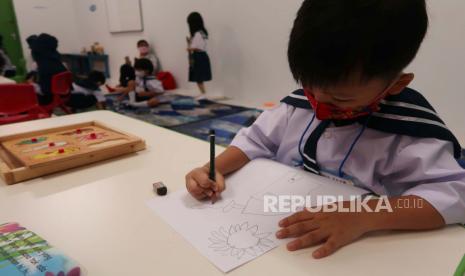 Siswa nampak belajar menggambar di dalam kelas pada hari pertama masuk sekolah di TK Inklusi Bhakti Siwi, Sunter Jaya, Jakarta. Kementerian Pendidikan, Kebudayaan, Riset, dan Teknologi (Kemendikbudristek) melakukan terobosan guna mengoptimalkan implementasi Kurikulum Merdeka yang difasilitasi melalui Platform Merdeka Mengajar (PMM). Hingga akhir 2022, tercatat sudah ada lebih dari 151 ribu satuan pendidikan yang telah mengimplementasikan Kurikulum Merdeka. Pada 2023, pendaftaran Kurikulum Merdeka dapat dilakukan melalui PMM.