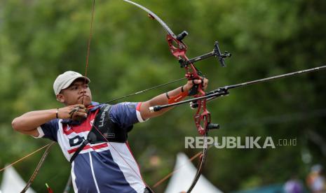 Atlet panahan putra DKI Jakarta Richard Maulana Irfan membidik sasaran saat pertandingan memperebutkan medali emas melawan tim panahan putra Jawa Barat dalam final panahan recurve putra beregu PON Papua di Lapangan Kampung Harapan, Sentani, Kabupaten Jayapura, Papua, Selasa (5/10). Tim panahan putra DKI Jakarta berhasil menang atas tim panahan putra Jawa Barat dengan skor 5-4. Republika/Thoudy Badai