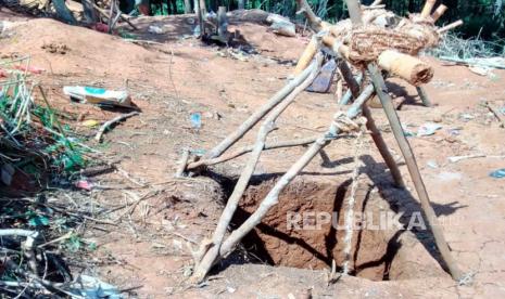 Petugas gabungan mengevakuasi seorang warga meninggal di lokasi tambang emas ilegal di areal Kehutanan Blok Cibuluh Desa Ciemas, Kabupaten Sukabumi, Rabu (15/5/2023).