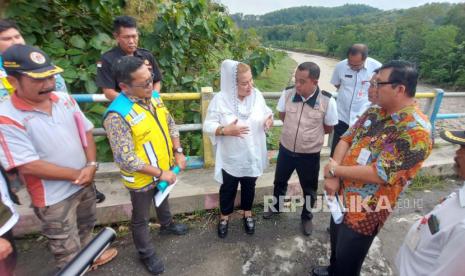 Wali Kota Semarang, Hevearita Gunaryanti Rahayu (tengah), melakukan sidak ke kawasan hulu induk sungai Babon penyebab banjir di Kota Semarang, di wilayah Desa Mluweh, Kecamatan Ungaran Timur, Kabupaten Semarang, Jawa Tengah, Rabu (1/2/2023).