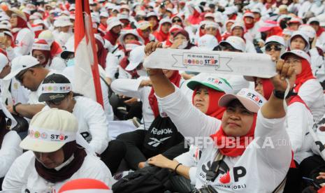 Sejumlah tenaga kesehatan saat melaksanakan aksi di kawasan Patung Kuda Arjuna Wiwaha, Jakarta, Senin (8/5/2023). Aksi damai yang dilaksanakan oleh gabungan organisasi profesi kesehatan itu menolak RUU Omnibus Law Kesehatan yang dinilai berpotensi memecah belah profesi kesehatan, melemahkan perlindungan dan kepastian hukum tenaga kesehatan. Selain itu mereka juga menuntut pemerintah untuk memperhatikan sejumlah fasilitas kesehatan di daerah pelosok yang belum memadai.