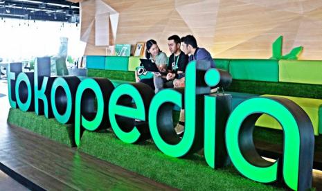 Pegawai sedang berbincang di Kantor Tokopedia. (Tokopedia)