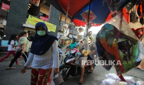 Warga beraktivitas di Pasar Kupang Gunung, Surabaya, Jawa Timur, Ahad (17/5/2020). Perusahaan Daerah (PD) Pasar Surya Kota Surabaya membuka kembali pasar itu setelah selama 14 hari ditutup untuk memutus penyebaran COVID-19