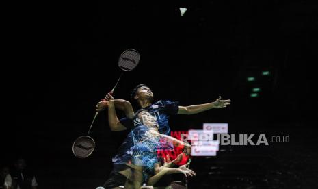 Pebulu tangkis tunggal putra Indonesia Anthony Ginting mengembalikan kok ke arah pebulu tangkis tunggal putra Kanada Brian Yang dalam pertandingan semi final turnamen Daihatsu Indonesia Masters 2024 di Istora Senayan, Gelora Bung Karno, Jakarta, Sabtu (27/1/2024). Anthony Ginting gagal melaju ke babak final setelah kalah dari Brian Yang dengan skor akhir 13-21, 21-17, 21-19.