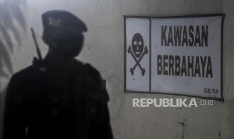 Polisi berjaga di area pintu akses mobil ambulans di RS Polri Kramat Jati, Jakarta, Selasa (8/12). Jenazah laskar FPI yang ditembak di Tol Jakarta-Cikampek itu telah selesai diautopsi dan telah diserahkan kepada pihak keluarga untuk dibawa ke rumah duka. Republika/Putra M. Akbar