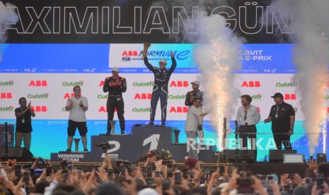 Pembalap Maserati MSG Racing Maximilian Gunther (tengah) bersama pembalap Avalanche Andretti Formula E Jake Dennis (ketiga kiri) dan pembalap Jaguar TCS Racing Mitch Evans (ketiga kanan) berselebrasi usai balapan Formula E 2023 seri 11 di Jakarta International E-Prix Circuit, Jakarta, Ahad (4/6/2023). Pada pertandingan tersebut pembalap Maserati MSG Racing Maximilian Gunther menjadi pemenang setelah menyelesaikan 38 lap dengan catatan waktu 44 menit 57,285 detik, diikuti pembalap Avalanche Andretti Formula E Jake Dennis (45 menit 00,107 detik) dan pembalap Jaguar TCS Racing Mitch Evans (45 menit 15,763 detik).