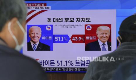 Sebuah layar TV menampilkan gambar Presiden AS Donald Trump, kanan, dan calon presiden dari Partai Demokrat, mantan Wakil Presiden Joe Biden selama program berita di Stasiun Kereta Seoul di Seoul, Korea Selatan, Selasa, 3 November 2020. Pemilihan presiden AS adalah dijadwalkan pada hari Selasa. 