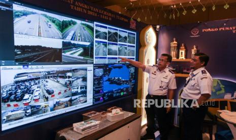 Petugas memantau pergerakan arus mudik melalui layar CCTV di posko pusat angkutan lebaran terpadu 2024 di Kantor Kementerian Perhubungan, Jakarta, Rabu (3/4/2024). Posko angkutan lebaran terpadu yang beroperasi pada 3-18 April 2024 untuk memantau angkutan mudik di seluruh Indonesia tersebut melibatkan sejumlah pemangku kepentingan di antaranya Korlantas Polri, BMKG, Basarnas dan pihak terkait lainnya.