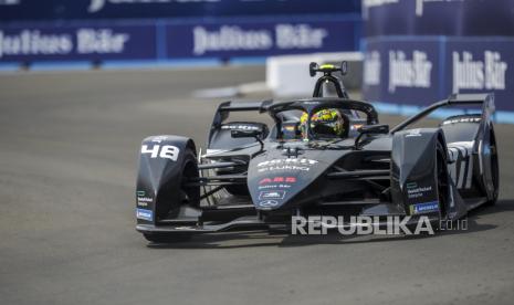 Pembalap tim Rokit Venturi Racing Edoardo Mortara memacu mobilnya saat sesi kualifikasi Jakarta E-Prix 2022  di Sirkuit Jakarta International E-Prix Circuit (JIEC), Ancol, Jakarta Utara, DKI Jakarta, Sabtu (4/6/2022). 