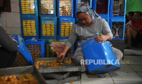 Pekerja menyelesaikan pembuatan kue kering skala rumah tangga Pusaka Kwitang di kawasan Senen, Jakarta, Senin (11/4/2022). Pedagang mengaku terpaksa menaikkan harga jual kue kering Ramadhan dari Rp70.000 per kilogram pada tahun lalu menjadi Rp80.000-85.000 per kilogram akibat tingginya harga-harga bahan baku. 