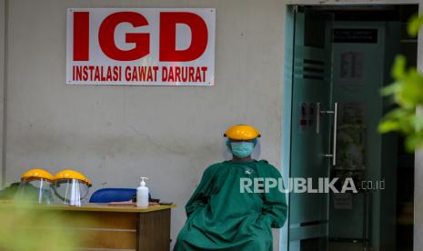 Seorang petugas beristirahat di kawasan RSUD Kota Tangerang, Banten,. Pemerintah Kota Tangerang menjadikan RSUD Kota Tangerang menjadi rumah sakit khusus pasien COVID-19 dan menutup sementara pelayanan umum guna memaksimalkan pelayanan COVID-19  (ilustrasi) 