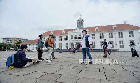 Warga berwisata di area museum Fatahillah Kota Tua, Jakarta