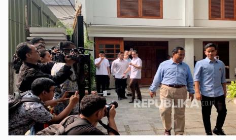 Prabowo Subianto dan Gibran Rakabuming Raka tampil bersama untuk pertama kalinya, sebelum mendaftar ke Komisi Pemilihan Umum (KPU), di depan kediaman Prabowo, Jakarta, Rabu (25/10/2023). 