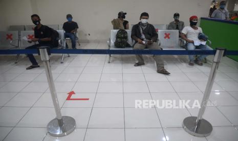 Calon penumpang yang akan berpergian menggunakan Bus AKAP (antar kota antar provinsi) mengantre untuk diperiksa dokumennya di Terminal Pulogebang, Jakarta, Ahad (10/5). Meskipun pelayanan Bus AKAP telah dioperasionalkan di Terminal Pulogebang namun sejumlah penumpang dilarang berangkat karena tidak termasuk dalam kriteria yang diperbolehkan untuk berpergian