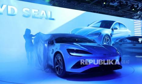 A model unveils the BYD Seal electric car at the Auto Expo in Greater Noida, Uttar Pradesh, India, 11 January 2023. The Auto Expo 2023 will open to the public from 14 to 18 January.  