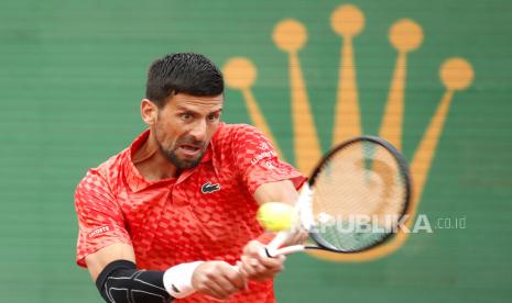  Novak Djokovic beraksi pada pertandingan putaran ketiganya melawan Lorenzo Musetti di turnamen Rolex Masters Monte-Carlo di Roquebrune Cap Martin, Prancis, Kamis (13/4/2023) waktu setempat. 