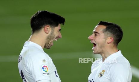  Pemain sayap Real Madrid Marco Asensio (Kiri) merayakan bersama rekan setimnya Lucas Vazquez (kanan) setelah mencetak gol 2-0 pada pertandingan sepak bola La Liga Spanyol antara Real Madrid melawan Celta de Vigo di Alfredo Di Stefano di Madrid, Spanyol, 02 Januari 2021.