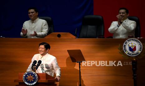 Presiden baru Filipina Ferdinand Marcos Jr., tengah, tersenyum ketika Presiden Senat Juan Miguel Zubiri, kiri, dan Ketua DPR Martin Romualdez bertepuk tangan selama pidato kenegaraan pertamanya di, kota Quezon, Filipina, Senin, 25 Juli 2022. Presiden Filipina Pilih Indonesia Sebagai Negara Pertama yang Dikunjungi