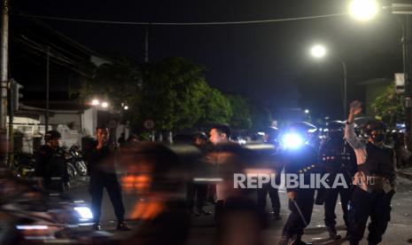 Aparat Kepolisian masih berjaga di pertigaan Jalan Taman Siswa, Yogyakarta, Ahad (5/6/2023) malam. Diketahui bahwa pada Ahad (5/6/2023) terjadi tawuran antara massa dengan warga. lokasi kejadian tawuran di dua titik yakni Jalan Kenari dan Jalan Tamansiswa. Hingga tengah malam aparat masih bersiaga di lokasi Jalan Tamansiswa.