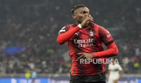 Penyerang AC Milan Rafael Leao saat merayakan gol.